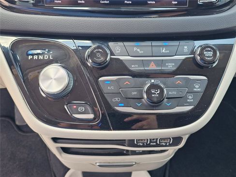 Used 2022 Chrysler Pacifica Touring-L FWD image 27