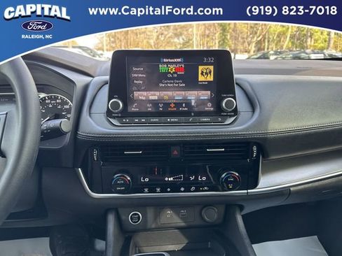 Used 2022 Nissan Rogue SV image 25