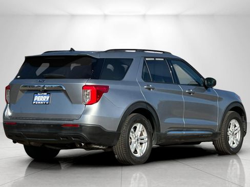 Used 2021 Ford Explorer XLT image 3