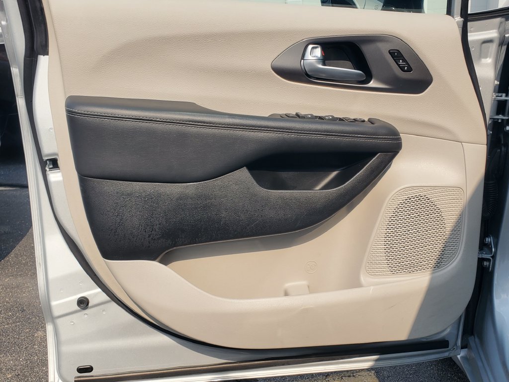 Used 2024 Chrysler Pacifica Touring-L FWD image 5