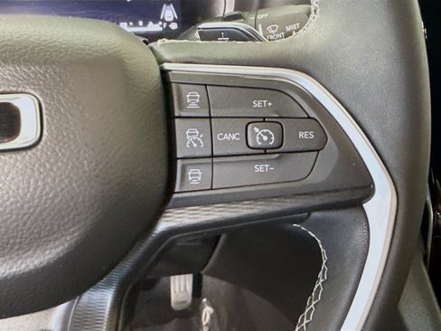 Used 2024 Jeep Grand Cherokee Laredo X image 15