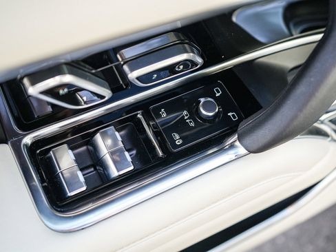 Certified 2025 Land Rover Range Rover SE AWD/4WD image 22