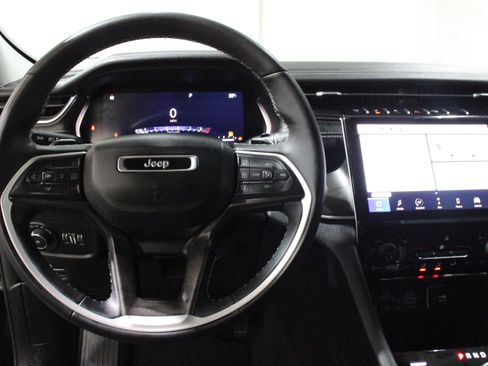 Used 2023 Jeep Grand Cherokee Limited w/ Black Appearance Package AWD/4WD image 8