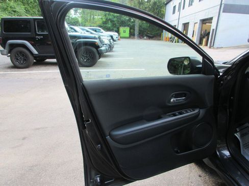 Used 2018 Honda HR-V LX image 9