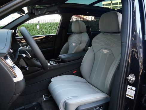 Used 2025 Bentley Bentayga Extended Wheelbase AWD/4WD image 18