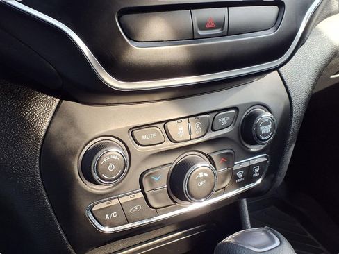 Used 2019 Jeep Cherokee Latitude w/ Popular Appearance Group image 8