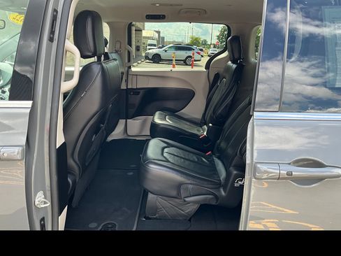 Used 2022 Chrysler Pacifica Touring-L FWD image 10