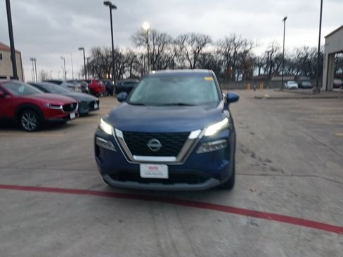 Used 2023 Nissan Rogue SV image 2