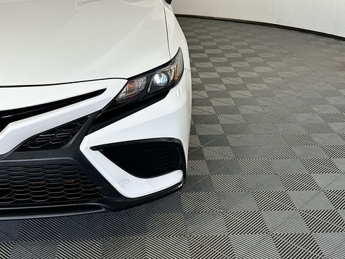 Used 2022 Toyota Camry SE w/ Convenience Package FWD image 9