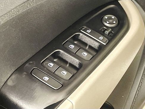 Used 2023 Hyundai Venue SEL image 22