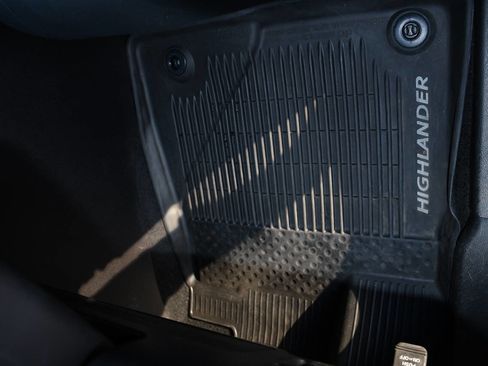 Used 2018 Toyota Highlander XLE image 14