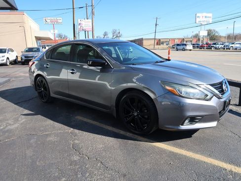 Used 2017 Nissan Altima 2.5 SR w/ Midnight Edition Package image 2