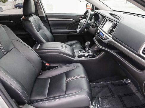 Certified 2018 Toyota Highlander SE image 16