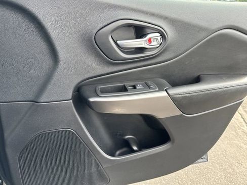 Used 2019 Jeep Cherokee Limited AWD/4WD image 24