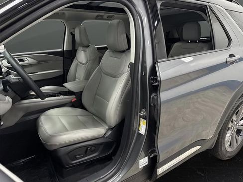 Used 2025 Ford Explorer Active w/ Active Comfort Package image 4
