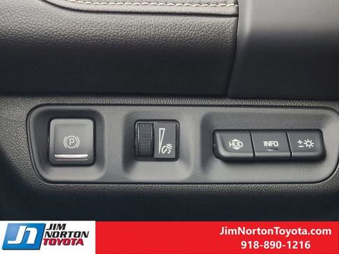 Used 2022 GMC Acadia SLT w/ Technology Package image 23