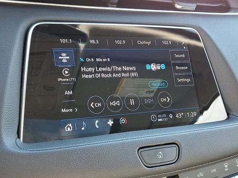 Used 2023 Cadillac XT4 Luxury w/ Cold Weather Package image 18