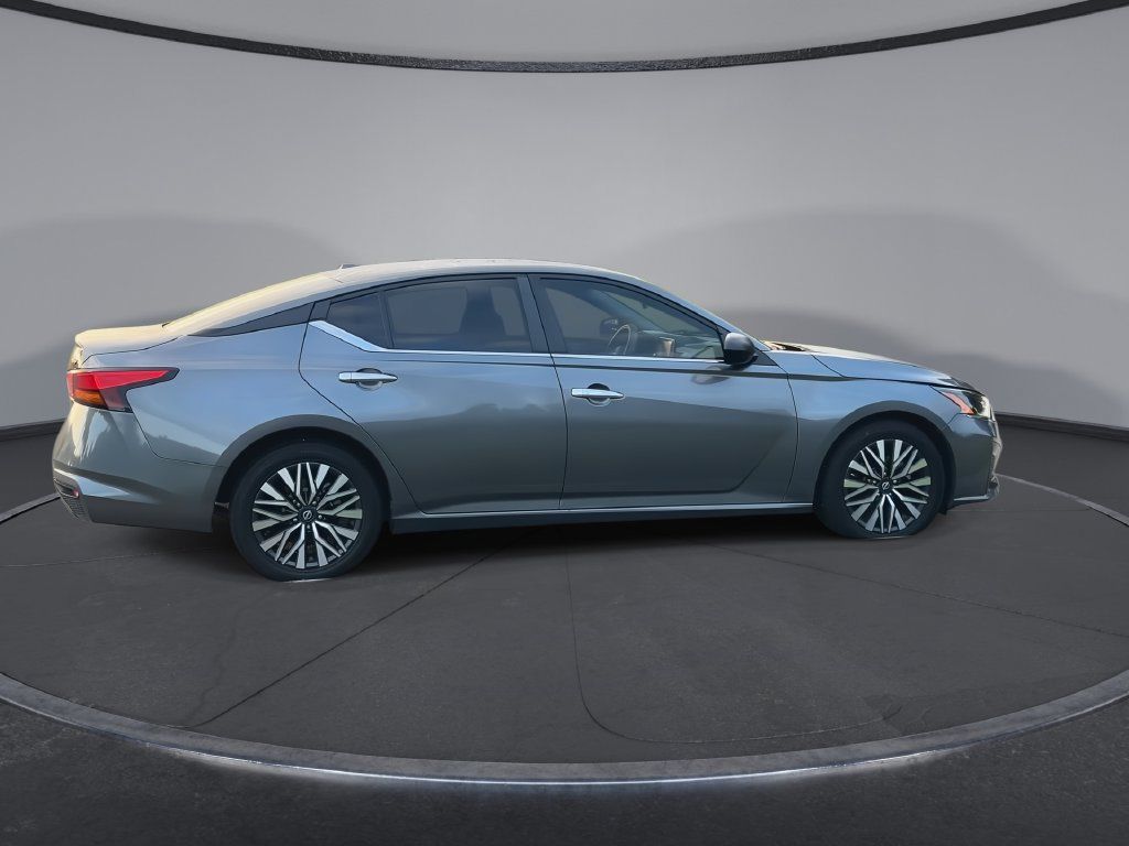 Used 2024 Nissan Altima 2.5 SV FWD image 9