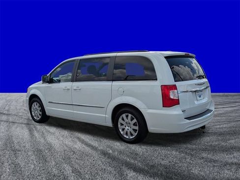 Used 2016 Chrysler Town & Country Touring FWD image 6