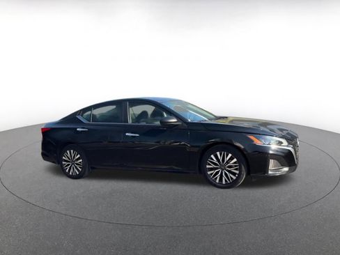 Used 2025 Nissan Altima 2.5 SV FWD image 2