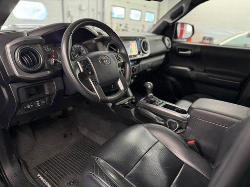 Used 2018 Toyota Tacoma TRD Sport image 24
