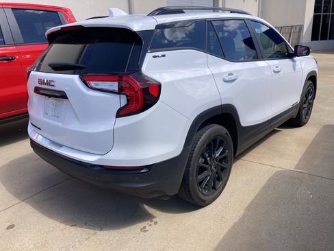 Used 2024 GMC Terrain SLE w/ Driver Convenience Package FWD image 2