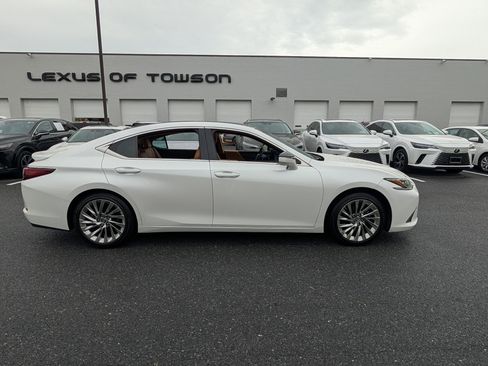 Used 2022 Lexus ES 350 Luxury w/ Accessory Package image 2