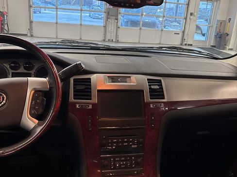 Used 2011 Cadillac Escalade Premium image 14