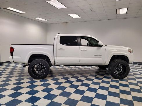 Used 2018 Toyota Tacoma SR5 image 8