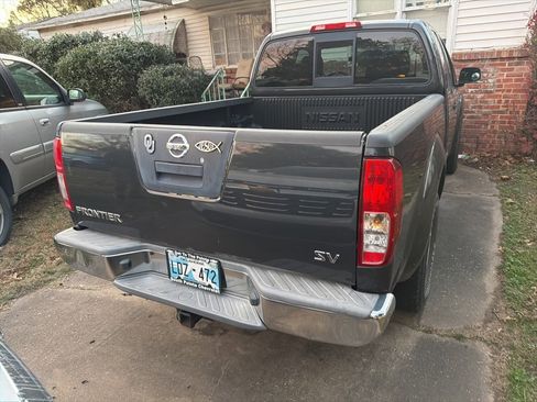 Used 2012 Nissan Frontier SV image 3