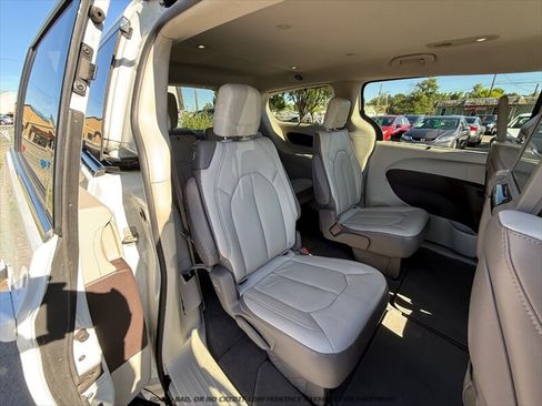 Used 2017 Chrysler Pacifica Touring-L Plus FWD image 18