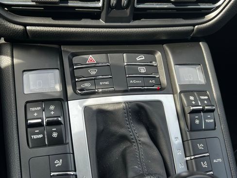 Used 2020 Porsche Macan Base image 32