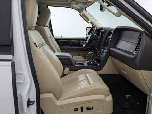 Used 2017 Lincoln Navigator Reserve image 21
