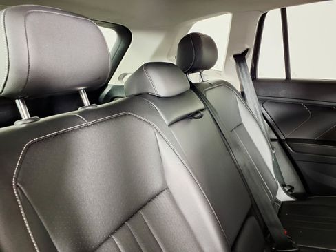 Used 2022 Volkswagen Tiguan SE w/ Panoramic Sunroof Package AWD/4WD image 12