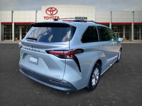 Certified 2021 Toyota Sienna XLE FWD image 5