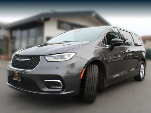 Used 2023 Chrysler Pacifica Touring-L image 1