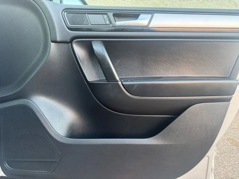 Used 2012 Volkswagen Touareg Sport image 13