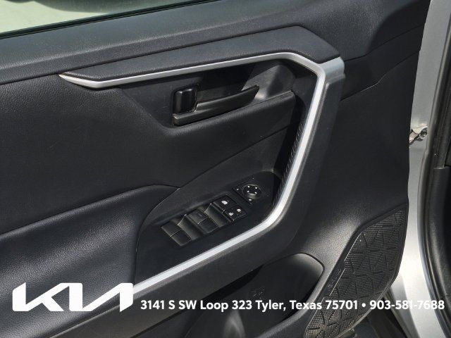 Used 2019 Toyota RAV4 LE FWD image 19