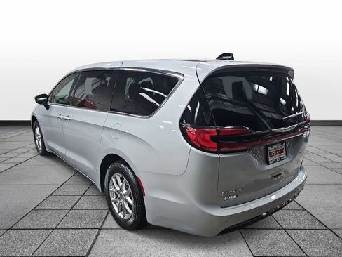 Used 2024 Chrysler Pacifica Touring-L image 7