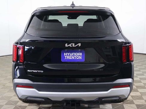 Used 2025 Kia Sorento LX FWD image 10