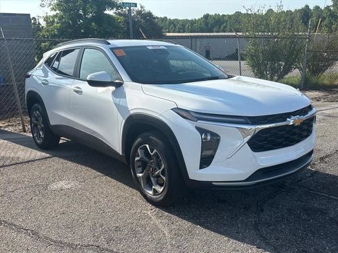 Used 2025 Chevrolet Trax LT FWD image 5