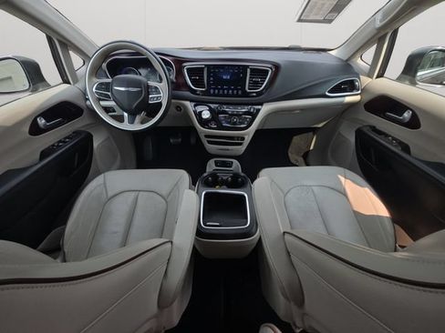 Used 2017 Chrysler Pacifica Limited w/ Advanced Safetytec Group FWD image 18