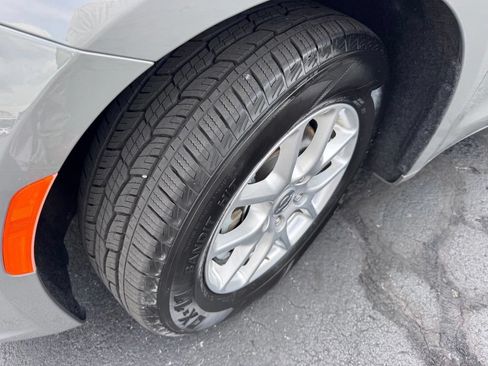 Used 2023 Chrysler Pacifica Touring-L FWD image 13