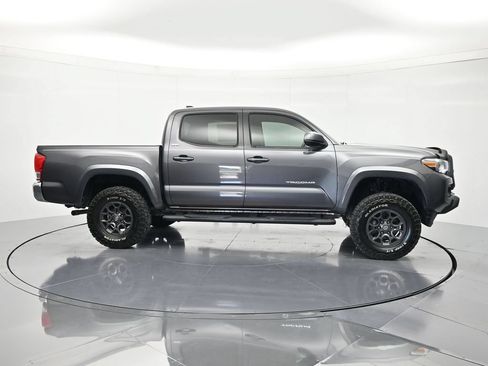 Used 2017 Toyota Tacoma SR5 w/ Tow Package RWD image 4