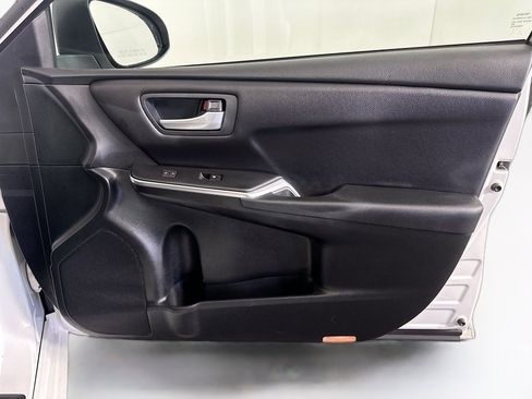 Used 2016 Toyota Camry SE w/ Moonroof Package image 30