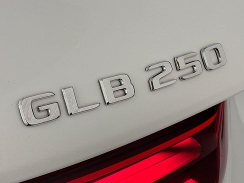 Used 2026 Mercedes-Benz GLB 250 image 9