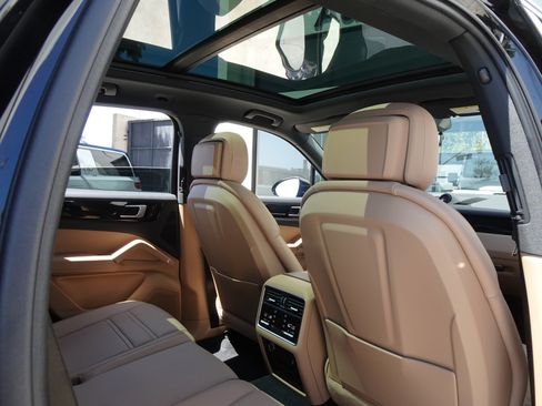 Used 2023 Porsche Cayenne AWD/4WD image 19
