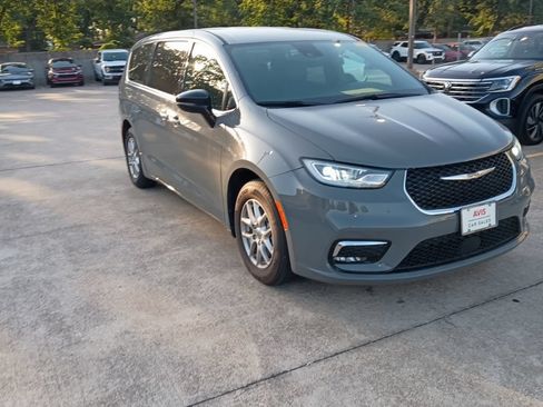 Used 2025 Chrysler Pacifica Select FWD image 6
