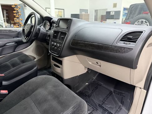 Used 2018 Dodge Grand Caravan SE FWD image 24