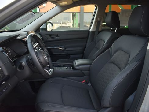 Used 2025 Nissan Pathfinder SV AWD/4WD image 16